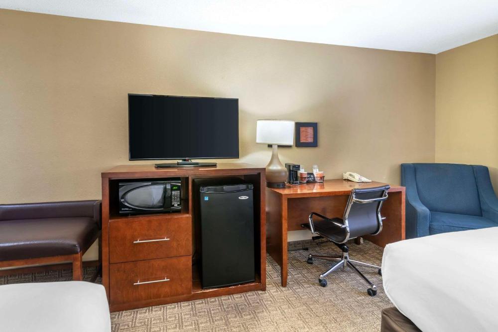 Queen Room with Two Queen Beds - Non-Smoking interior